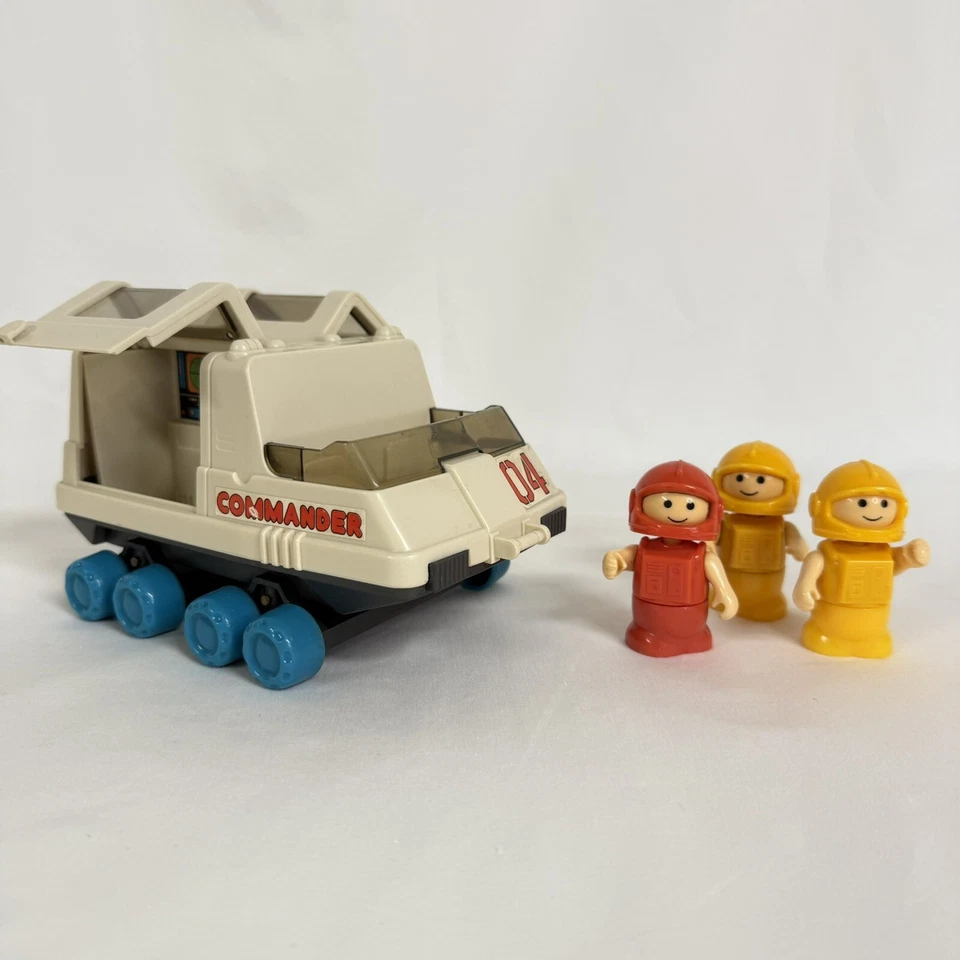 1984 Lil Playmates Space Station Commander Vehicle 04 Vintage Toy w/ 3 figures - Image 3 of 4
