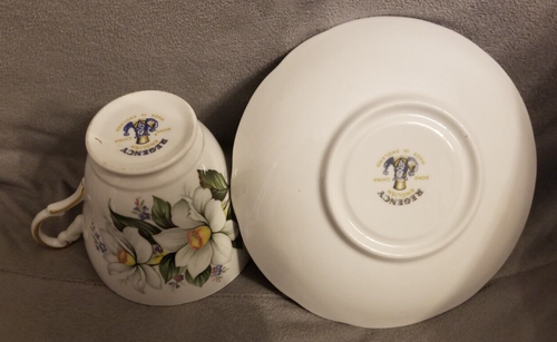 Vintage Regency Fine Bone China tea cup & saucer " White Magnolia", England - Picture 4 of 6