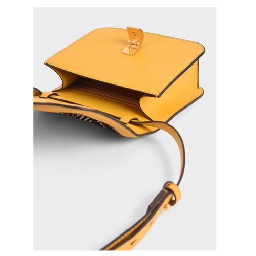 Cartera Bandolera Charles & Keith Imitación Cuero y Tela Tejida Amarillo Mostaza - Imagen 3 de 15