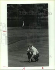 1991 Press Photo Mike Link inspects TPC green at Woodlands in Houston, TX.