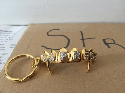 Supreme ® fronts keychain gold supreme 