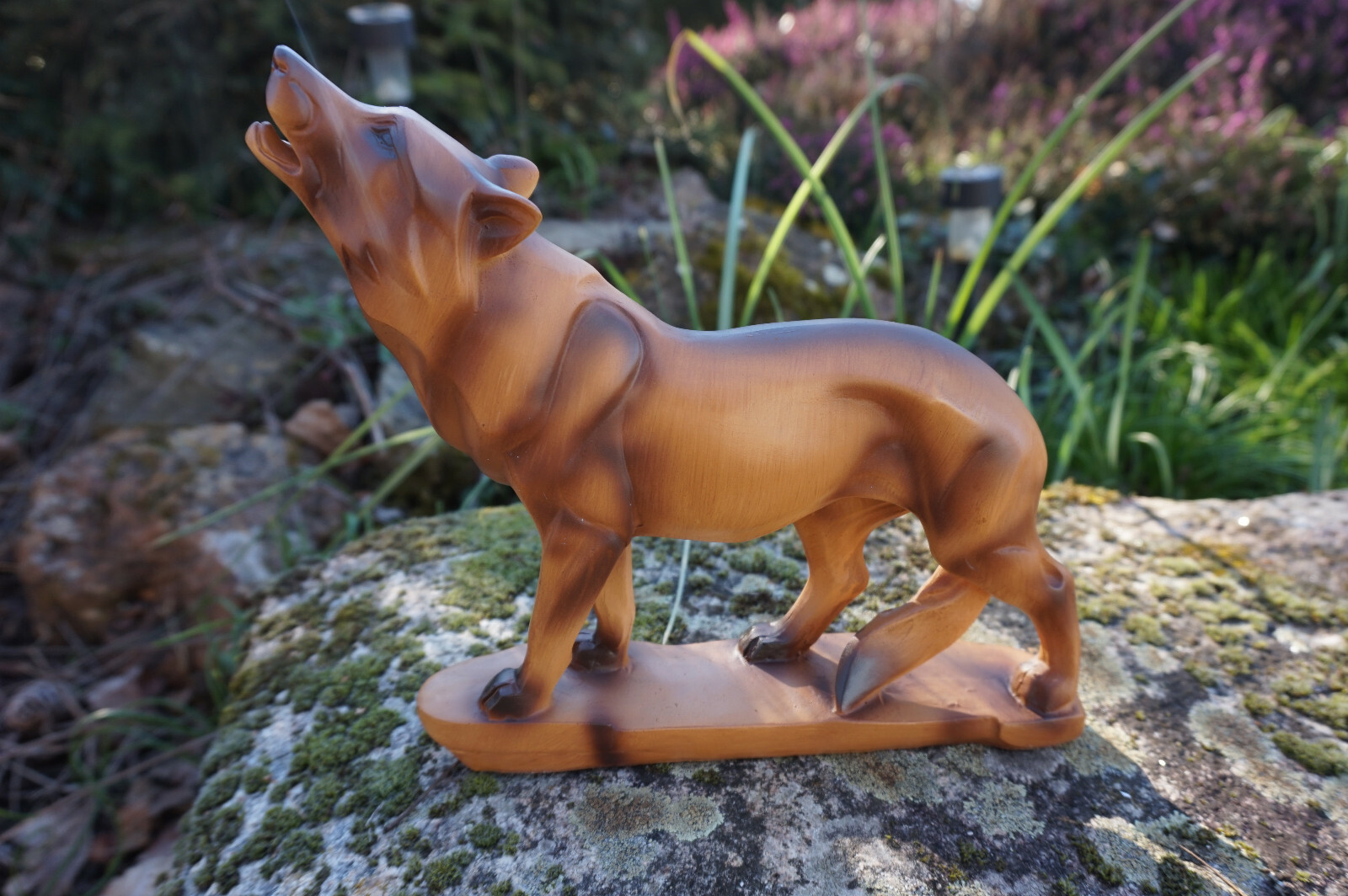 Statuette de loup MO0489 figurine louve sculptée aspect bois noble 18cm