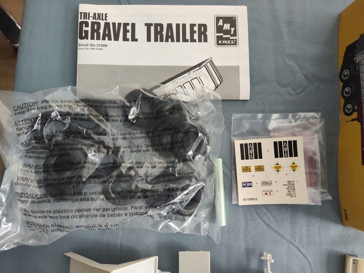 AMT ERTL - Tri-Axle Gravel Trailer 1:25 OPENED AND UNBUILT