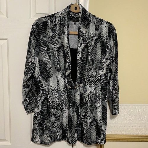 Woman’s Black & White Geometric Print Blouse w/ attached tank top size XL - Picture 8 of 10