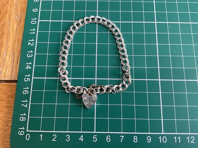 Silber Bettelarmband mit Herzverschluss. 