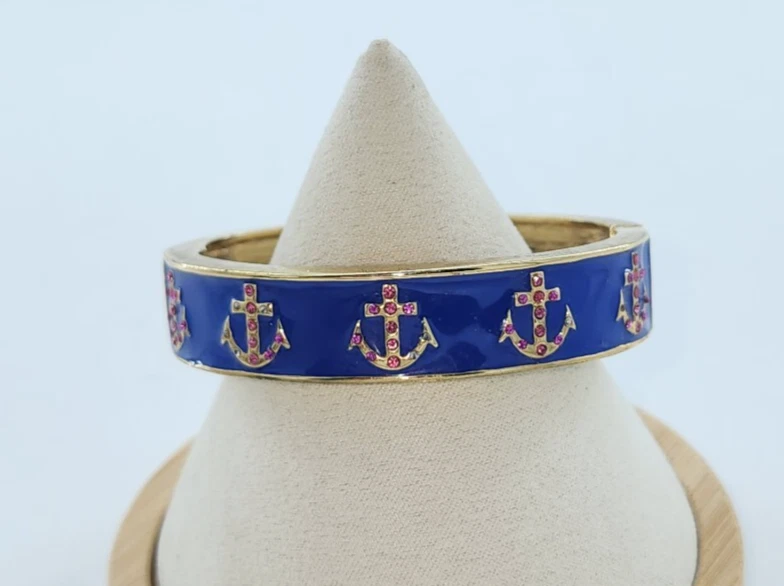 Pulsera Betsey Johnson Tono Dorado Bisagras Esmalte Azul Piedras Rosa Ancla Náutica Foto 3 de 4