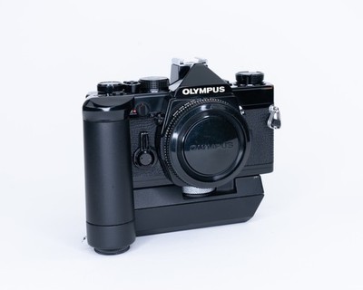 [N NEUWERTIG!] Olympus OM-1 MD 35mm Spiegelreflexkamera schwarz Gehäuse + Winder 1 Motorantrieb