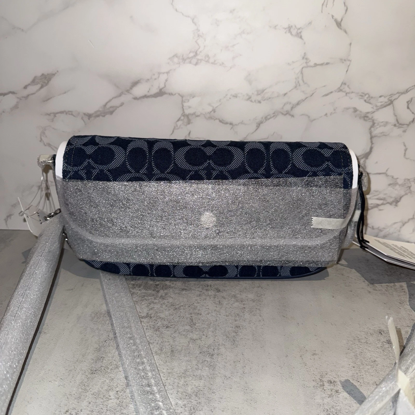 Borsa Coach Brook con patta catena in denim e pelle firmata argento blu profondo nuova con etichette