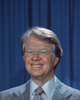 PRESIDENT JIMMY CARTER IN SUIT GIVING SPEECH 8X10 PHOTO