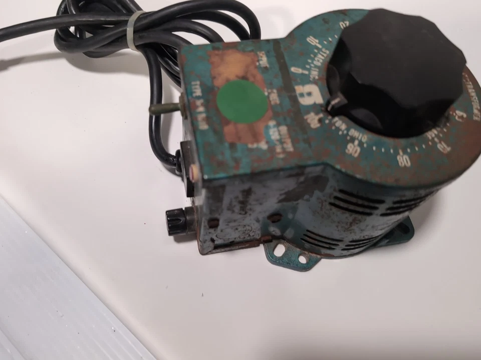 Autotransformador variable tipo 3PN1010 de Staco Energy, entrada 120V salida 0-120/140V Foto 2 de 4