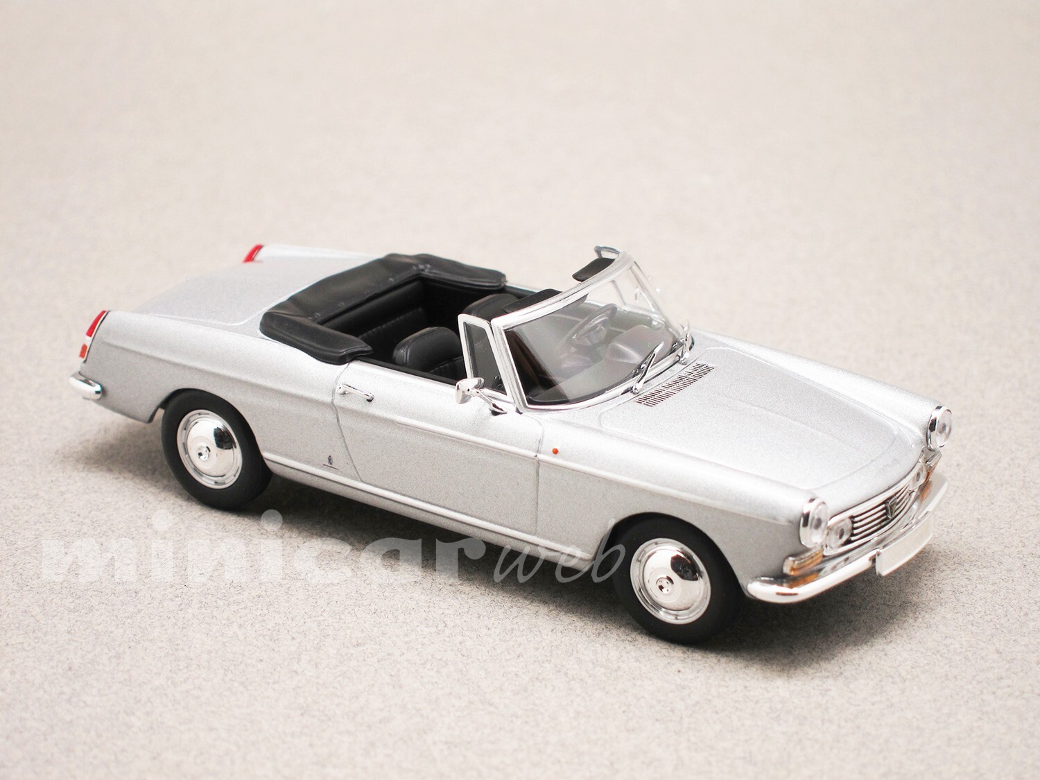 Peugeot 404 Cabriolet 1/43 Maxichamps miniature en métal injecté aux finitions haut de gamme