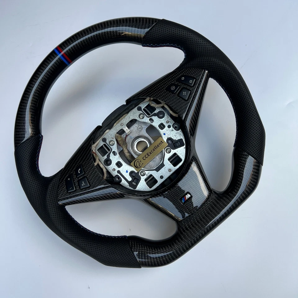 Volante de fibra de carbono real personalizado para BMW M5 2006 con palancas de cambio Foto 3 de 4