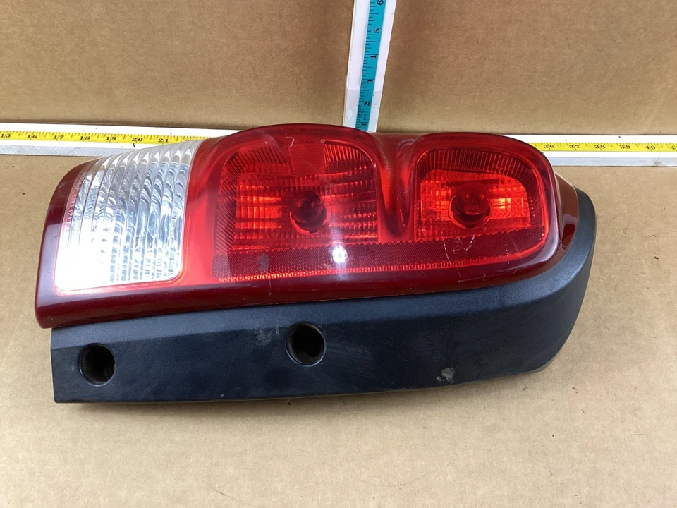 Conjunto de luz trasera izquierda del lado del conductor Chevrolet Uplander 2005-2009 Foto 4 de 4