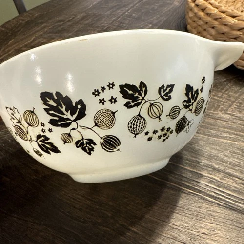 Vintage Pyrex 9.25 Cinderella Bowl Black White Floral Gooseberry 444 4 Qt