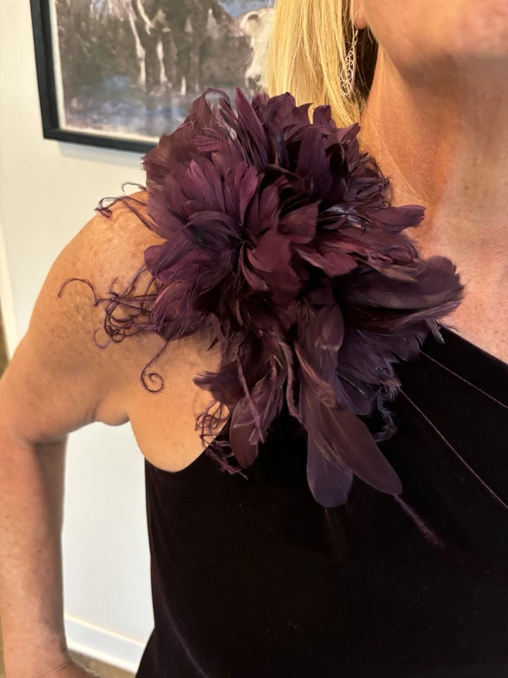 Vestido David Meister Terciopelo Color Vino Un Hombro Foto 2 de 4