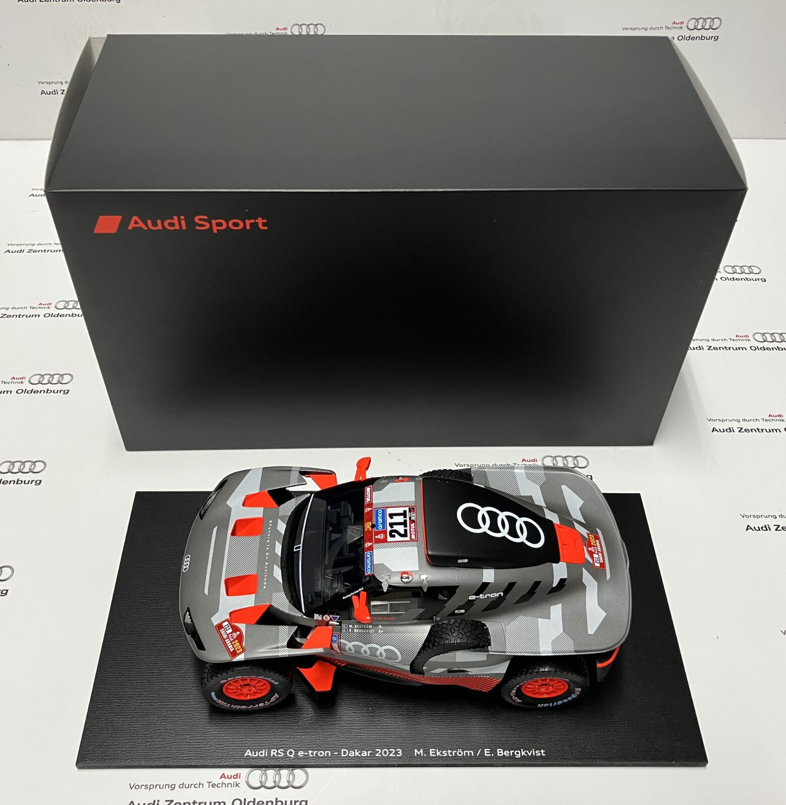 Audi 5022200651 Modellauto RS Q e-tron E2 Rallye Dakar 2023 Miniatur Modell, Ekström/Bergkvist, Maßstab 1:18 - Bild 2