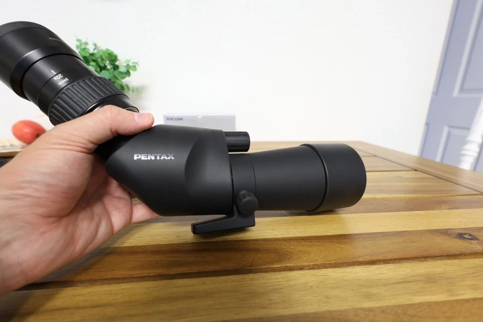 Mira telescópica Pentax PF-65EDA II con zoom SMC Pentax 60X 8 mm-24 mm ocular Foto 3 de 4