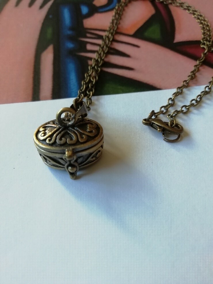 Boite bijoux urne de cendres pendentif en or blanc poli à la main finition miroir
