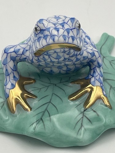 Herend Hungary Hand Painted Porcelain Frog Blue Fishnet On Green Lily Pad #5355 - Picture 13 of 17