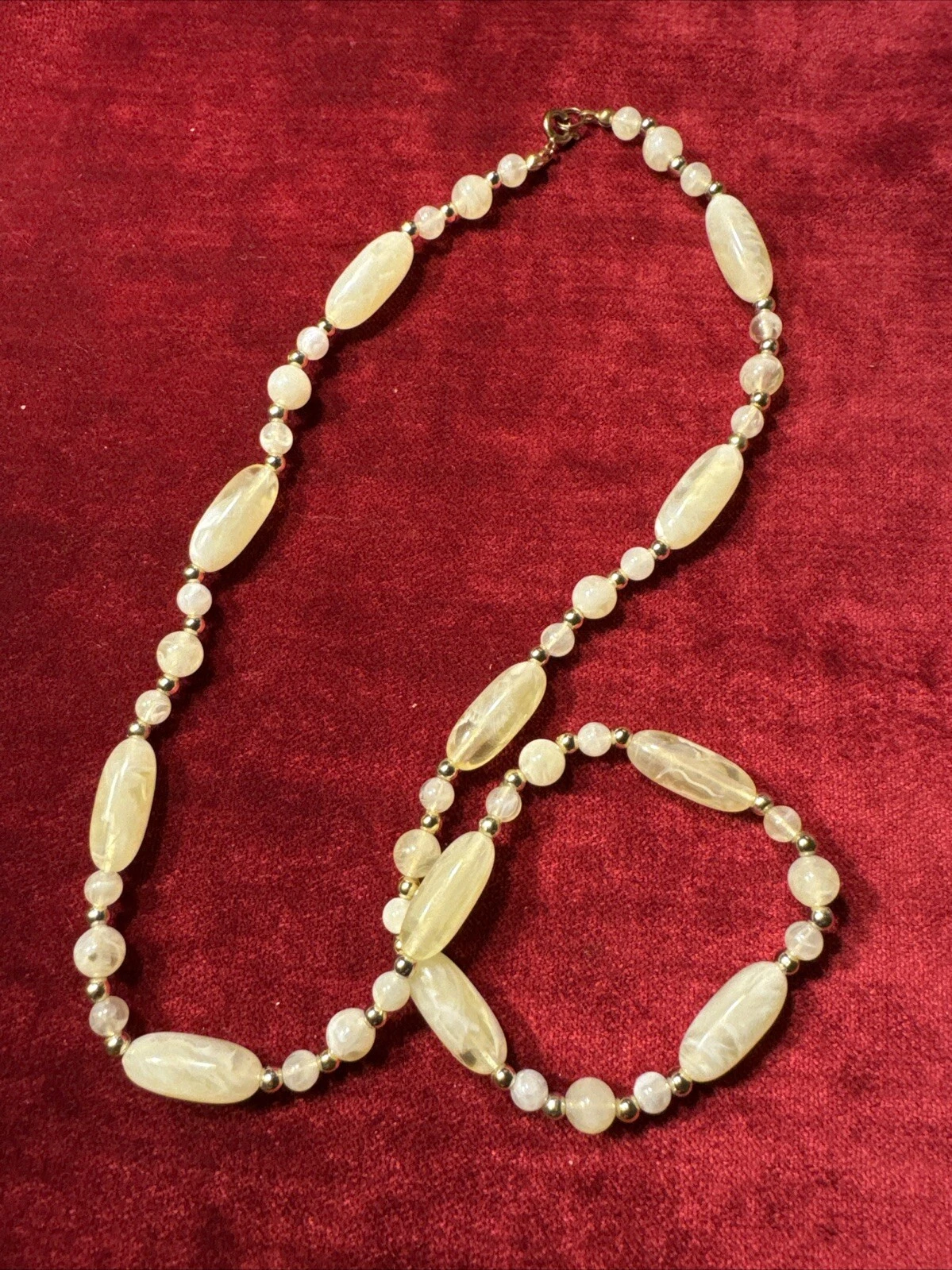 VETEMENTS Collana di perle di lucite color crema vintage con perline accento tono oro lunga 25"