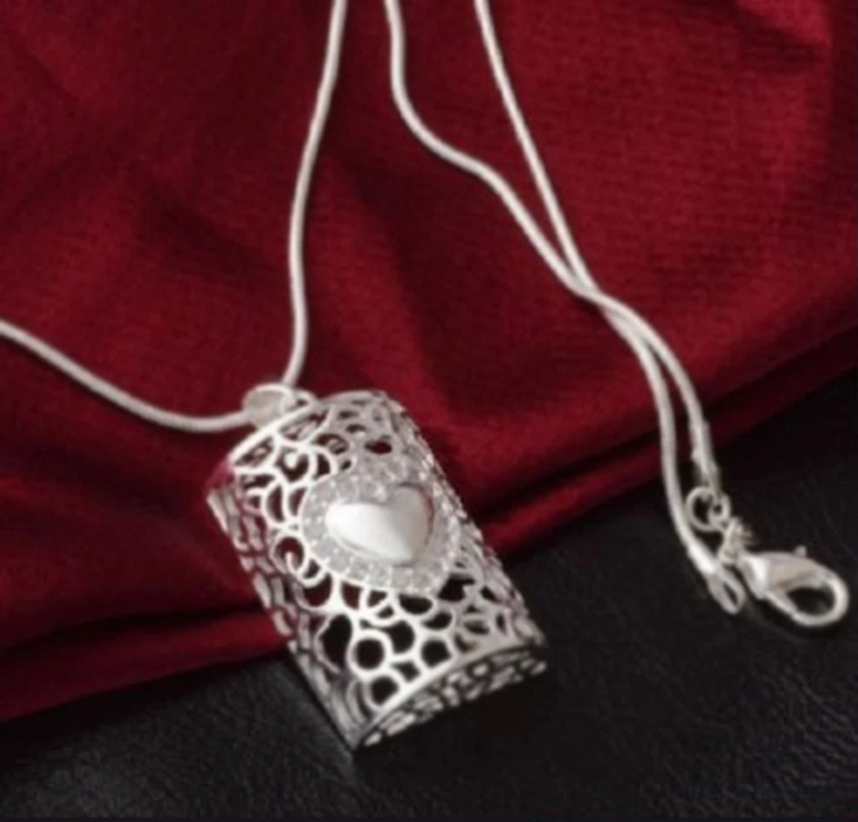 Collana con Pendente a forma di Cuore con Zirconi Traforato Placcato Argento 925 - Immagine 2 di 3