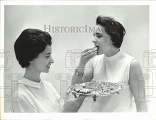 Press Photo Ladies tasting treats from Charlotte News cookbook, North Carolina