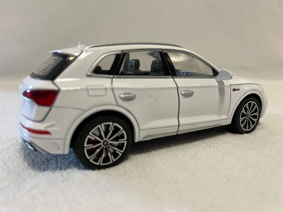 1:24 AUDI Q5 SUV Aleación Coche Modelo Diecast y Juguete Vehículo Metal Niños Regalo Niños Foto 2 de 4