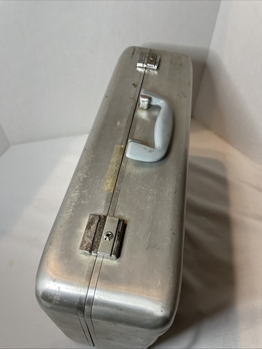 Vintage Aluminum Suitcase 21”x13”x6” Made In Japan - Picture 3 of 15