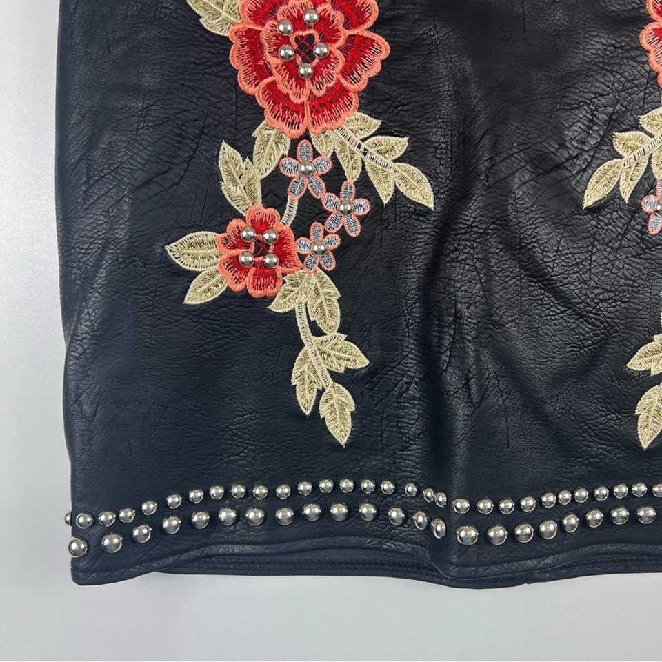 Minifalda Romeo + Juliet Couture negra de cuero vegano bordado floral con tachuelas Foto 4 de 4
