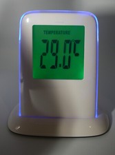 Eleganter Wecker mit Timer Funktion, Thermometer, etc. mit farbiger Beleuchtung