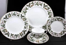 Wedgwood Strawberry Hill 5 Piece Place Setting WD4269