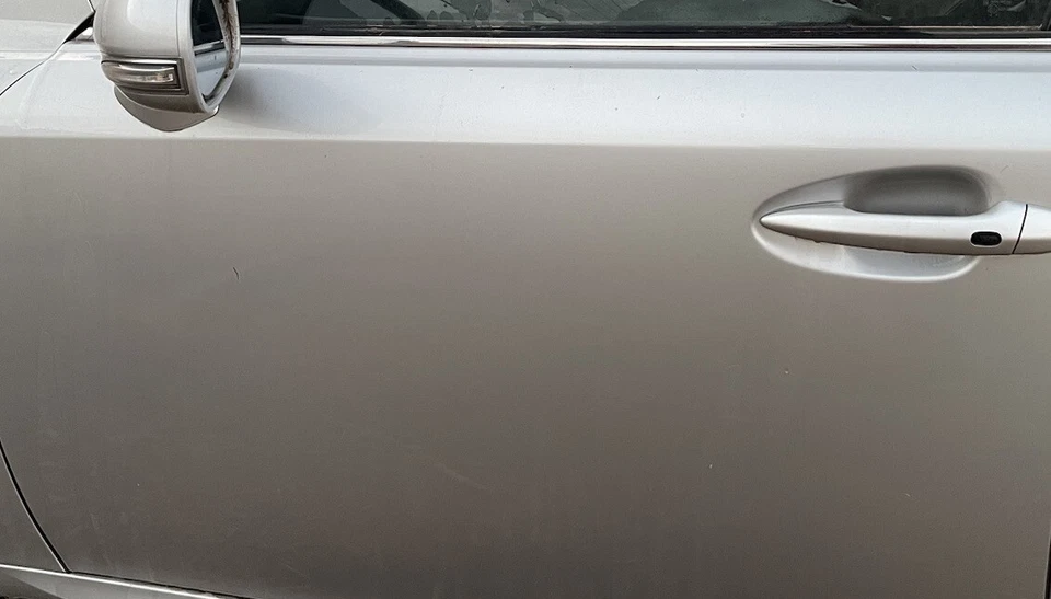 Puerta delantera izquierda conductor LEXUS IS250 2006-2013 plateada. OEM Foto 2 de 4