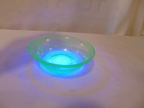 Federal Georgian Green LoveBirds Uranium Depression Glass Small Berry Bowl
