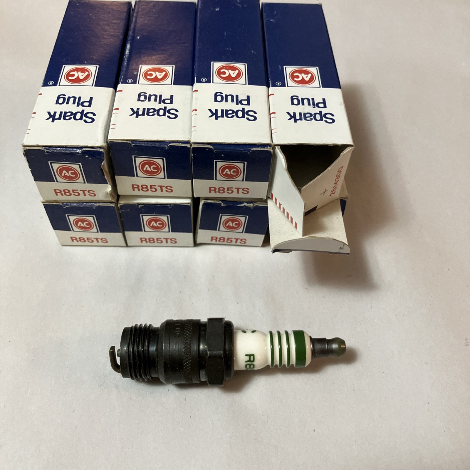 New Old Stock Lot of 8 GM AC-DELCO Spark Plugs #8 R85TS 5613886