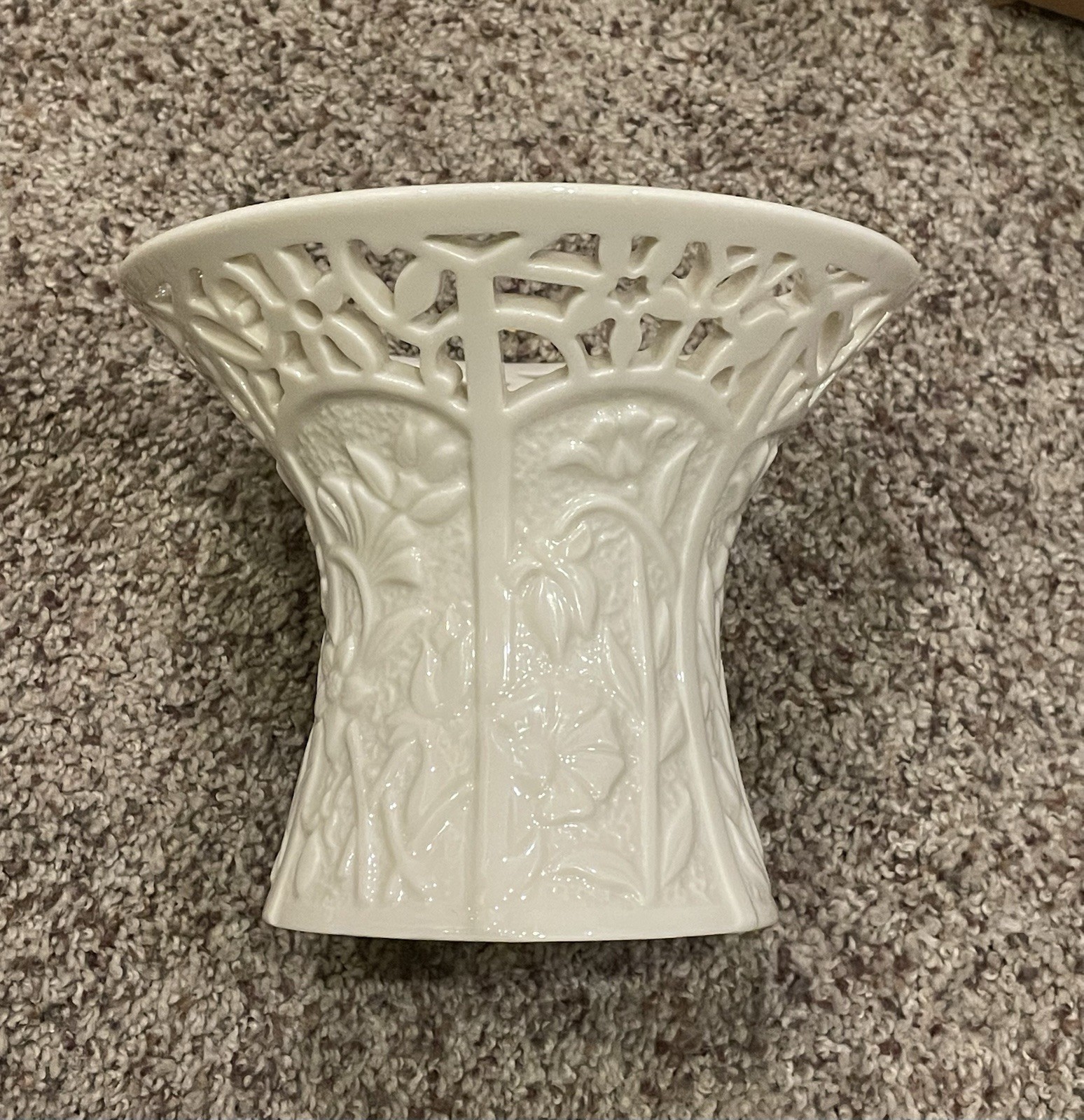 Jasmine Flower Bone China Embossed Filigree Pedestal Pillar