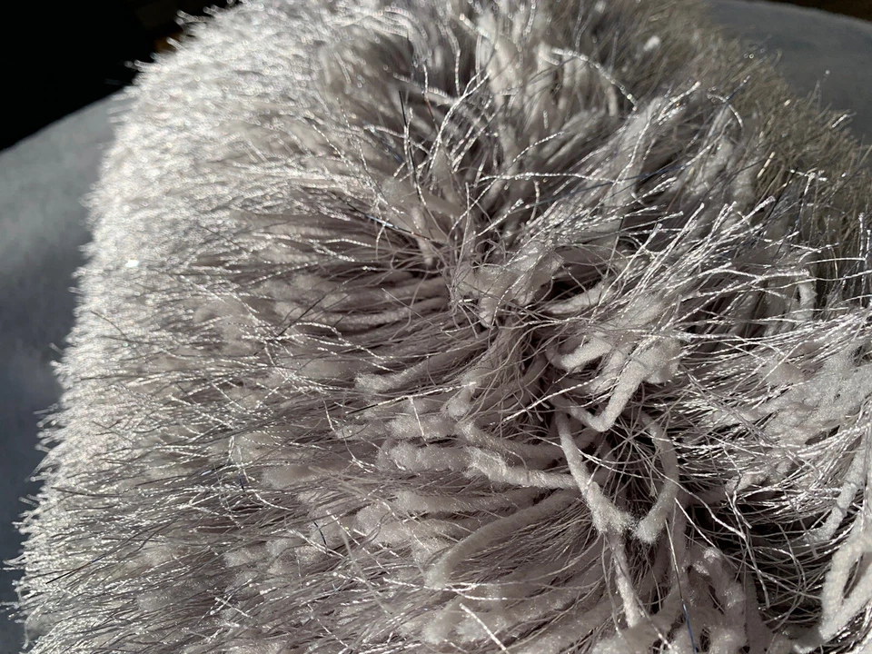 "Almohada decorativa esponjosa con flecos plateados oblongos de 13 X 21"" Hallmart coleccionable" Foto 2 de 4