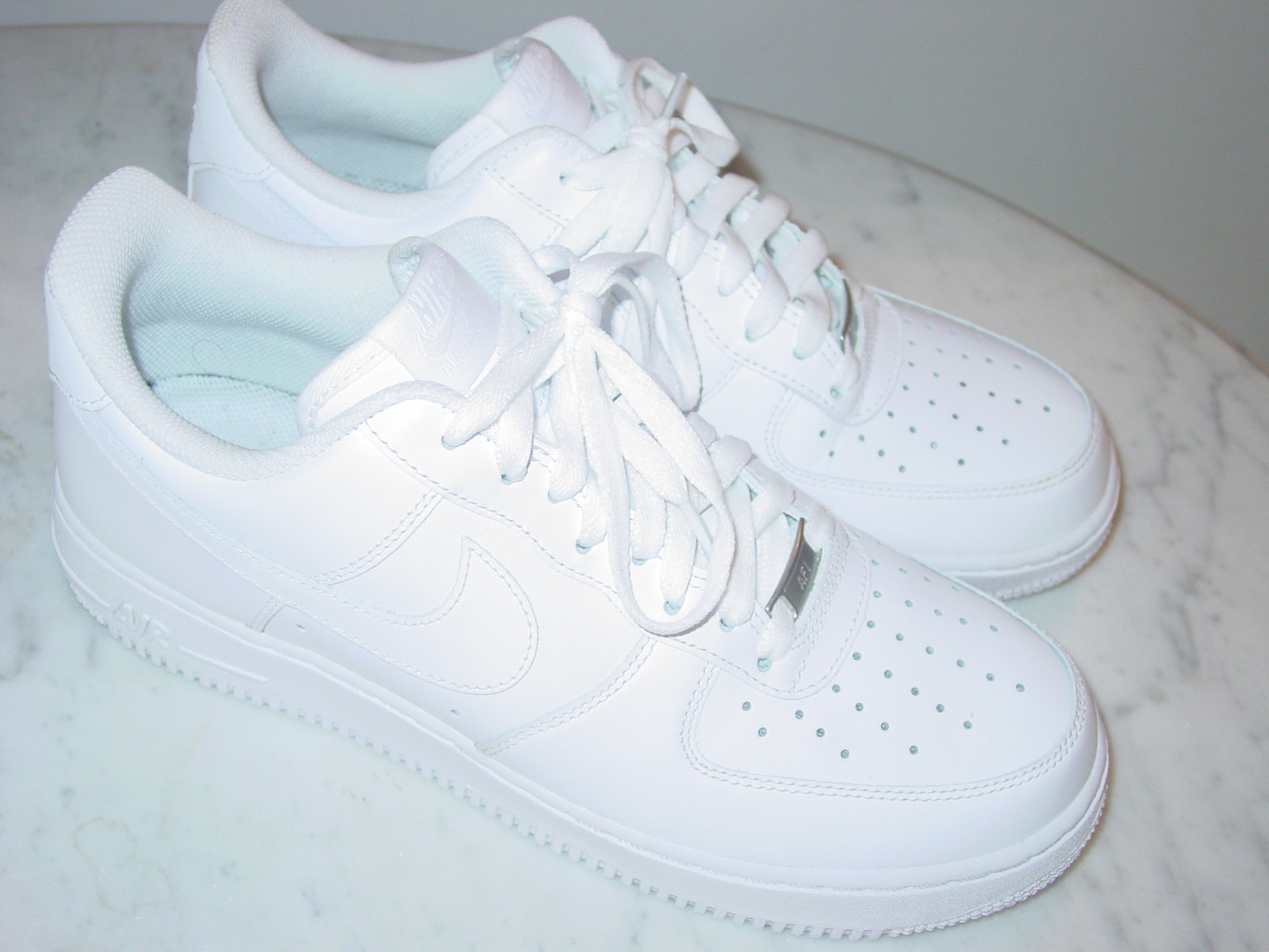 2017 Nike Air Force One 07 White Leather Low Basketball Shoes Size 9 .00 2017 Nike Air Force One 07 White Leather Low Basketball Shoes Size 9 .00