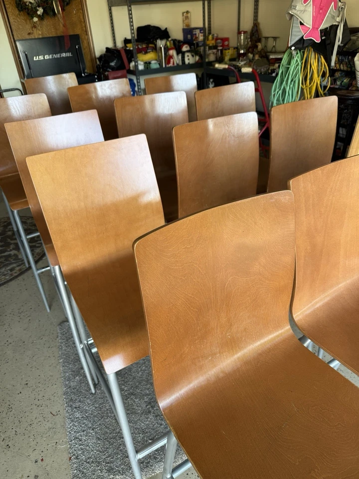 Taburetes de bar de madera con 13 sillas. Extremadamente resistente. Recoger solo Springfield Mo. Foto 2 de 4