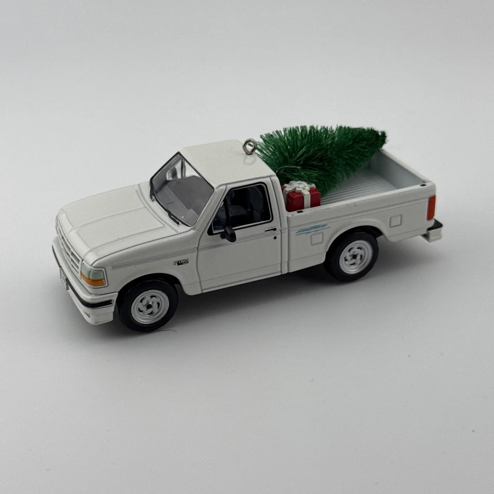 Ornamento Hallmark Keepsake 2025 All-American Trucks 1995 Ford SVT Lightning - Imagem 2 de 4