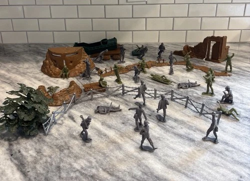 Gray and Green Military soldiers&Acces. Vintage 1963 WWII Louis Marx &Company