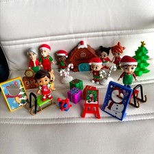 23 Piece Christmas COCOMELON Play Set 9 Family Friends Figures 14 Play Pcs.