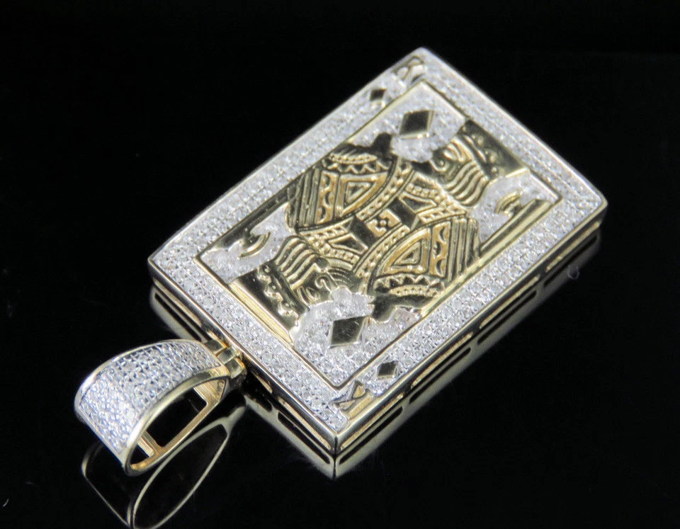 Colgante redondo de oro amarillo de 10 quilates con tarjeta de póker de diamantes creado en laboratorio de 2/3 quilates Foto 2 de 4