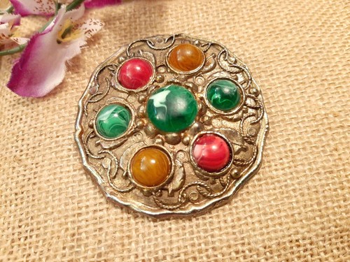 Vintage GREEN AMBER RED CABOCHON EMBOSSED BROOCH / PIN - Picture 2 of 5