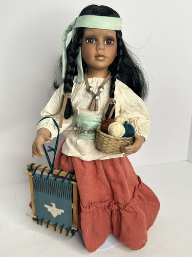 BAMBOLA PORCELLANA COLLEZIONE HERITAGE NATIVE AMERICANE INDIAN NATANE #12358 CON SUPPORTO - Foto 9 di 9