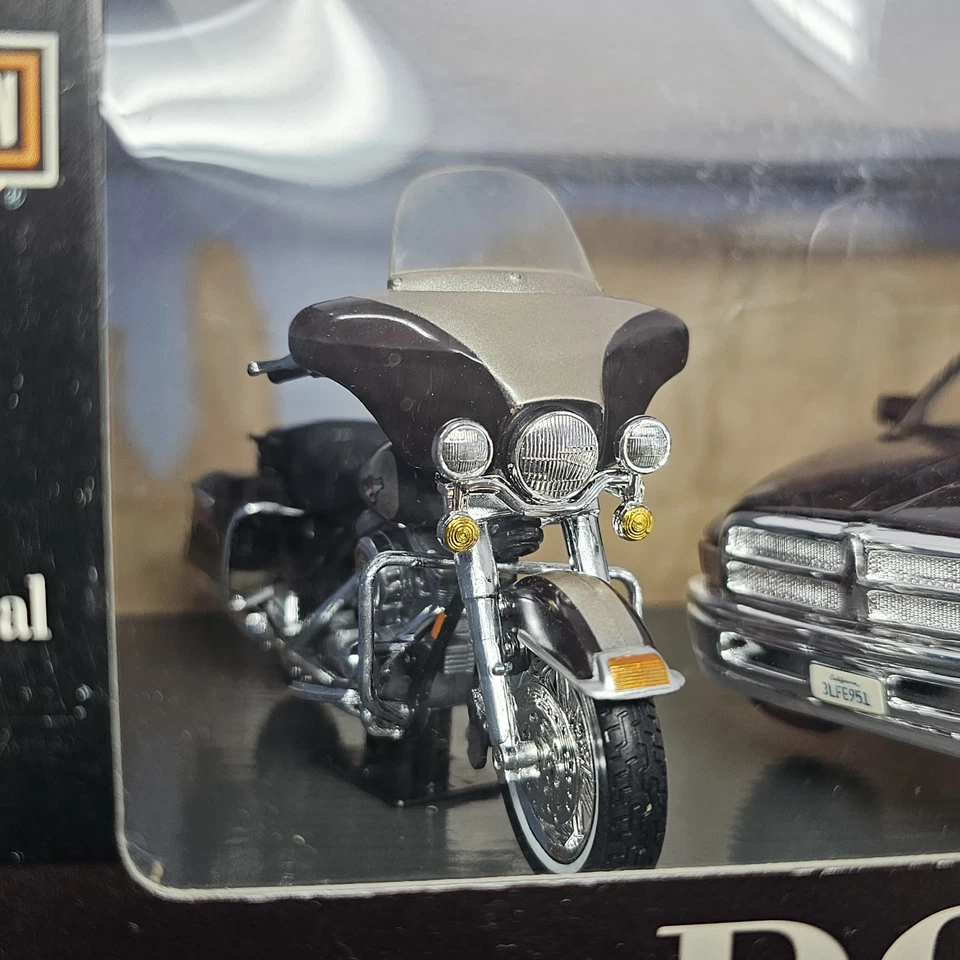Harley Davidson Dodge Ram Truck 95th Anniversary Electra Glide Motorcycle 1:18   - Image 4 of 4