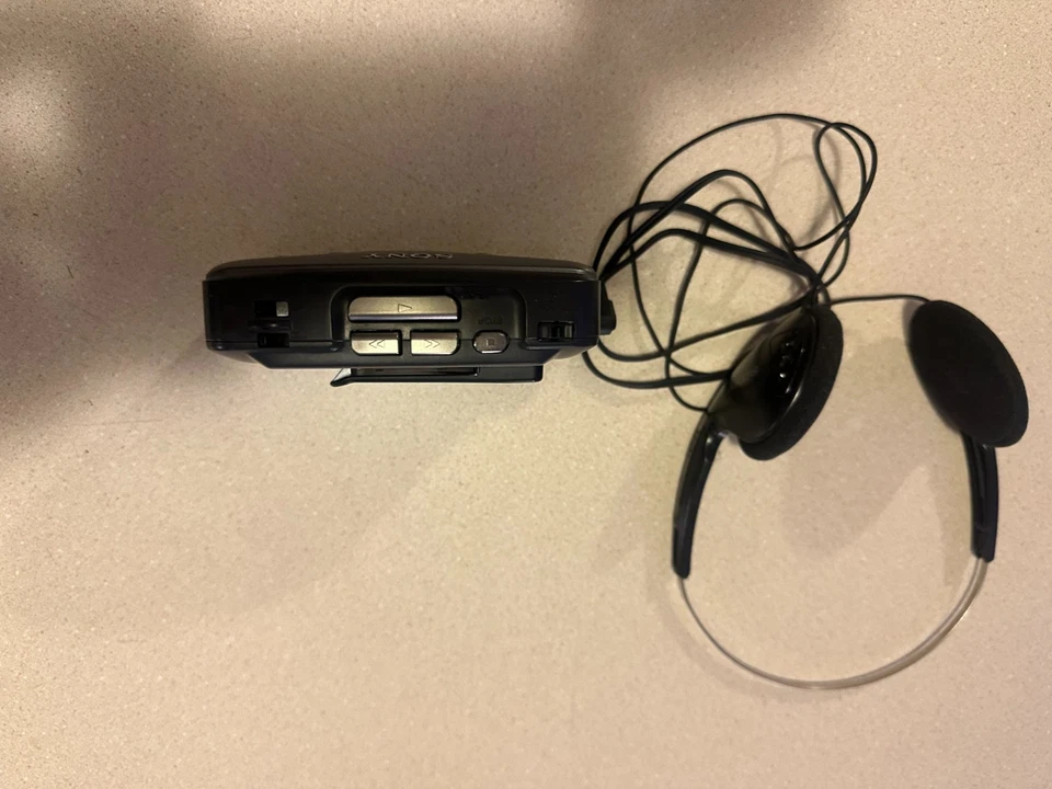Walkman reproductor de casete radio AM/FM Sony WM-FX425 con auriculares Sony Foto 2 de 4