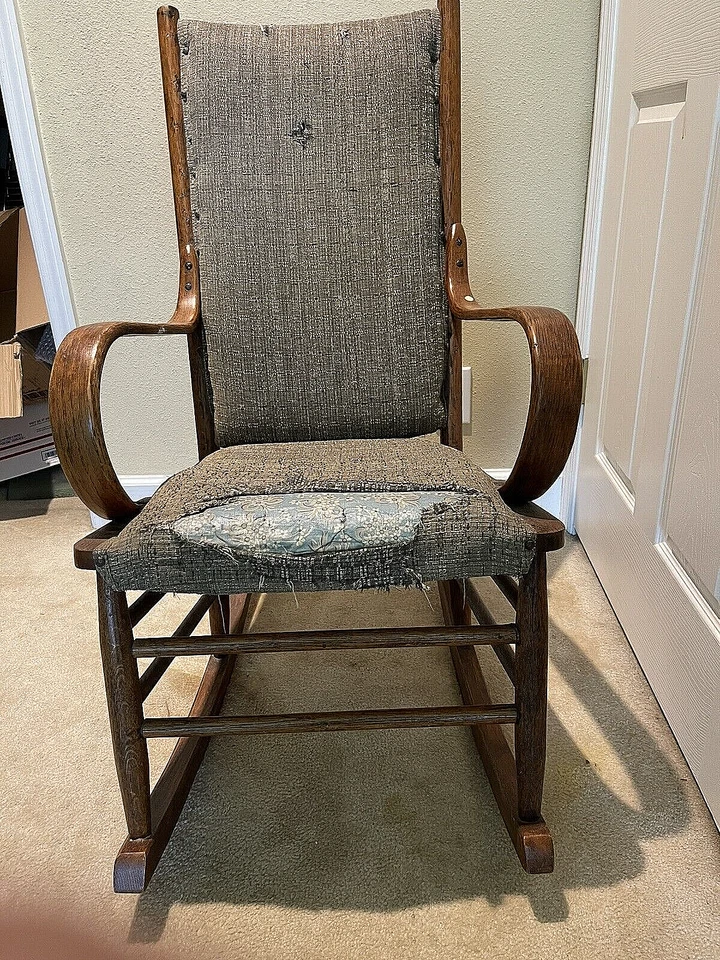 Mecedora antigua de nogal. Brazos de madera curvada. Foto 2 de 4