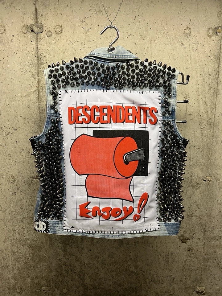Nuevo chaleco punk con tachuelas personalizado. Descendientes, inadaptados, bandera negra, ¡rancio! Foto 3 de 4