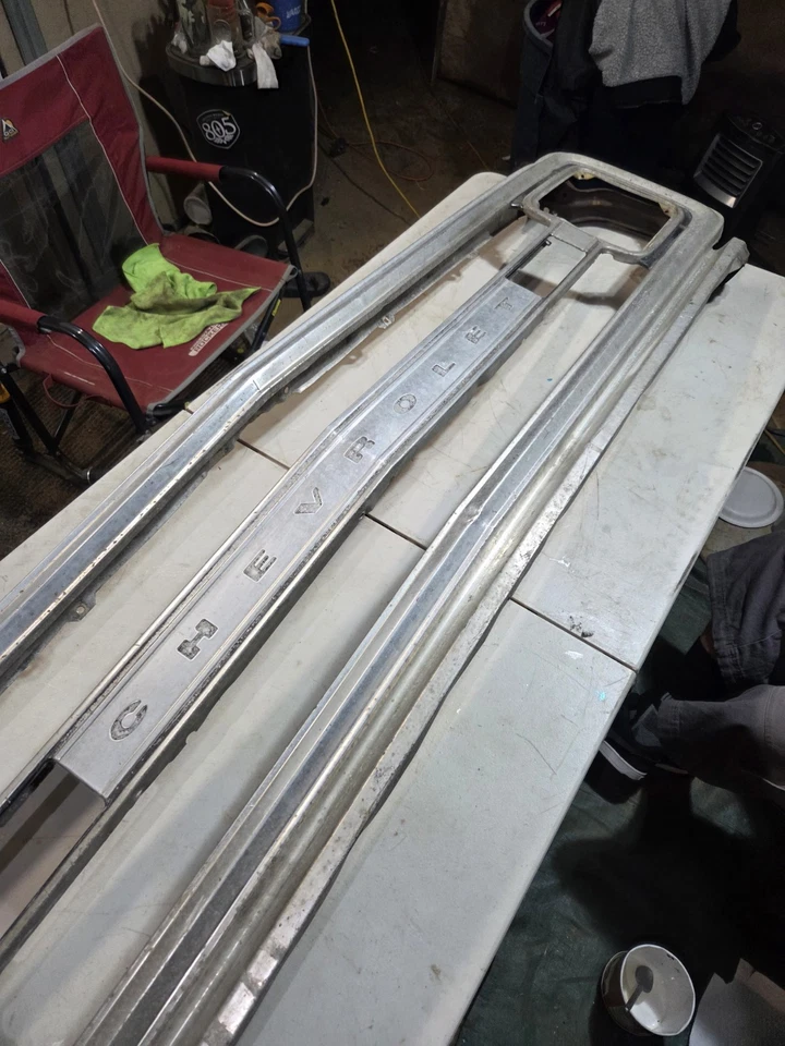 Rejilla exterior cromada para camioneta Chevy/C10 67-72 OEM Foto 3 de 4