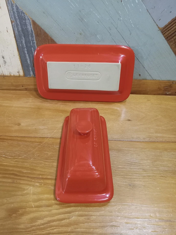 Plato de mantequilla cubierto de esmalte de gres rojo Le Creuset Cerise Foto 3 de 4
